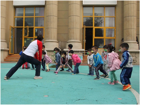 孩子们戴上防雾霾鼻罩做游戏
